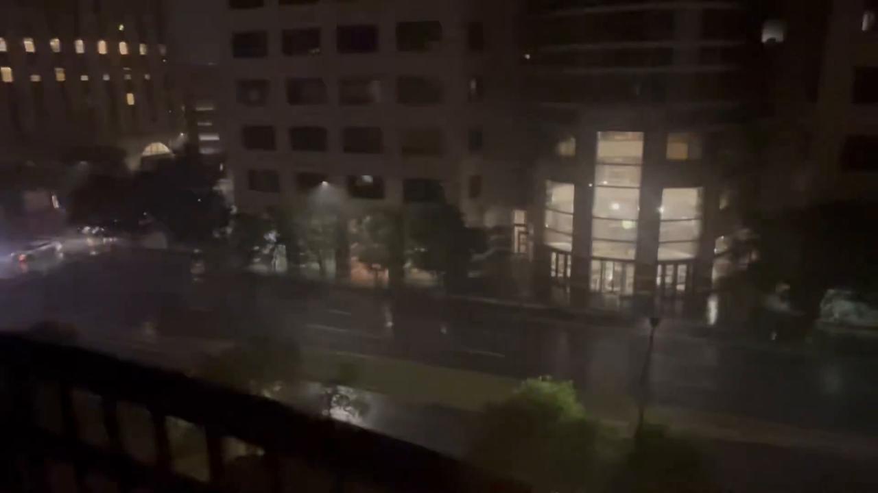 Video thumbnail for US: Cold Front Slams Austin With Hurricane-Force Winds and Large Hail on Mother’s Day.