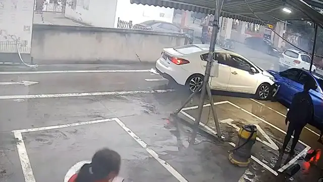Video thumbnail for Car Crashes Into Wall and Another Vehicle in Chongqing