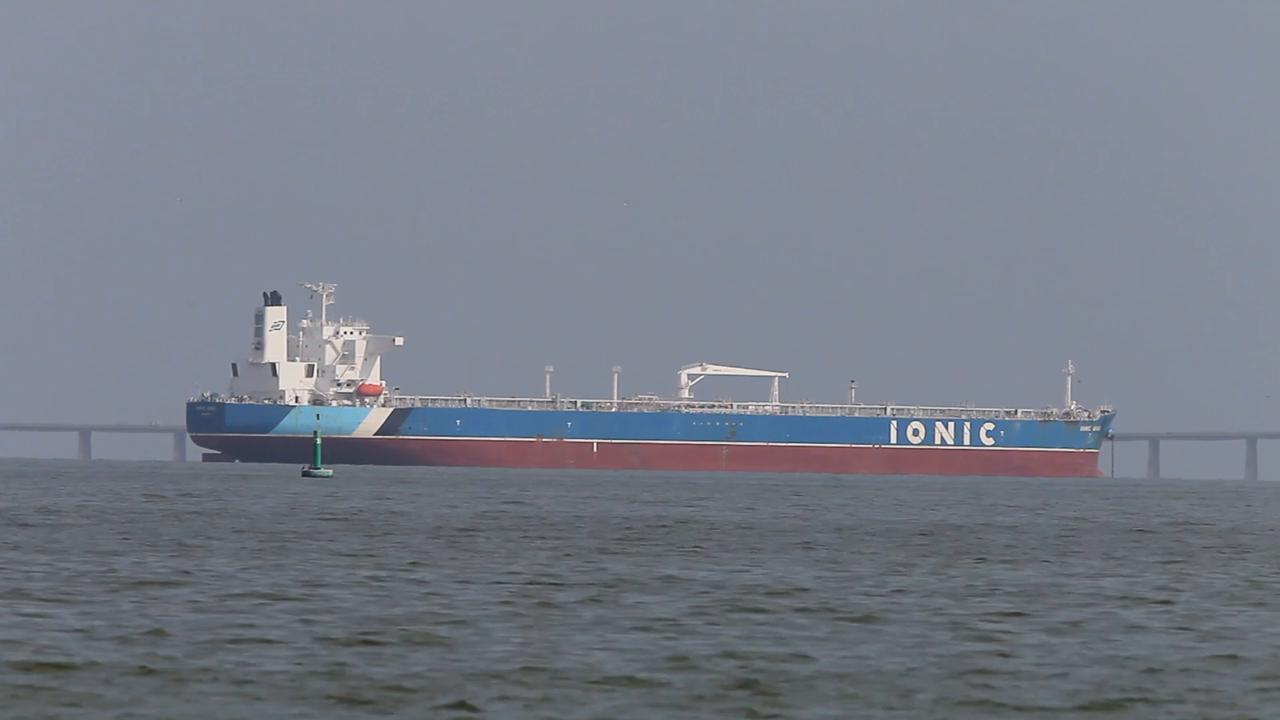 Video thumbnail for Venezuela: Oil tankers await departure in Venezuela.