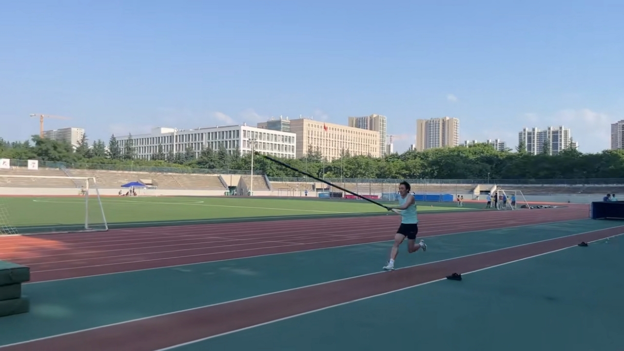 Video thumbnail for Pole Vault Pole Snaps Mid-Jump in Shaanxi!