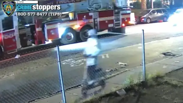 Video thumbnail for Gunman on the run after double shooting in Soundview
