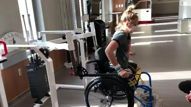 Video thumbnail for Double Amputee Completes First Pull-Up In Recovery | Happily TV