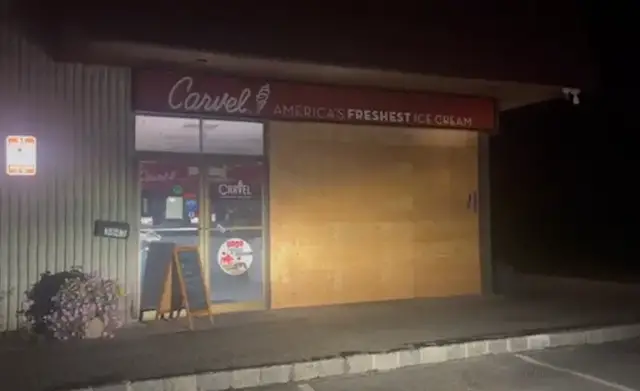 Video thumbnail for Vehicle crashes into Yorktown Heights Carvel