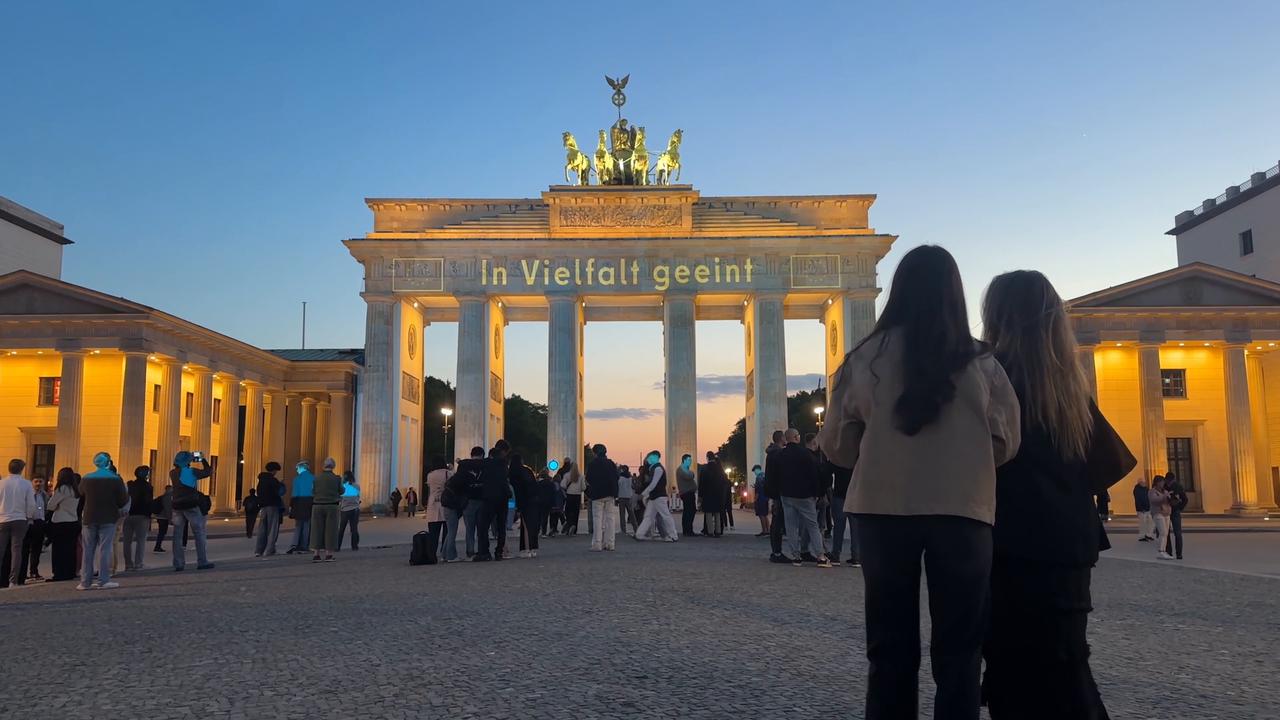 Video thumbnail for Germany: Visitors gather at Brandenburg Gate during Europe Day celebrations in Berlin.