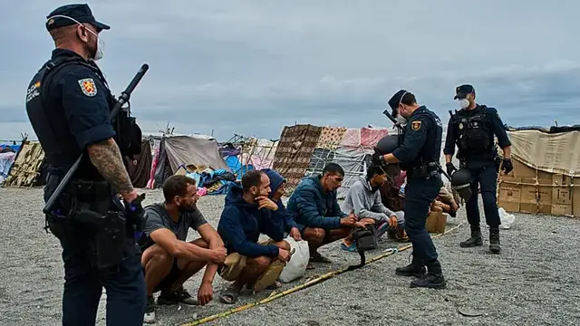 Video thumbnail for Spain begins dismantling migrant camp on Ceuta beach