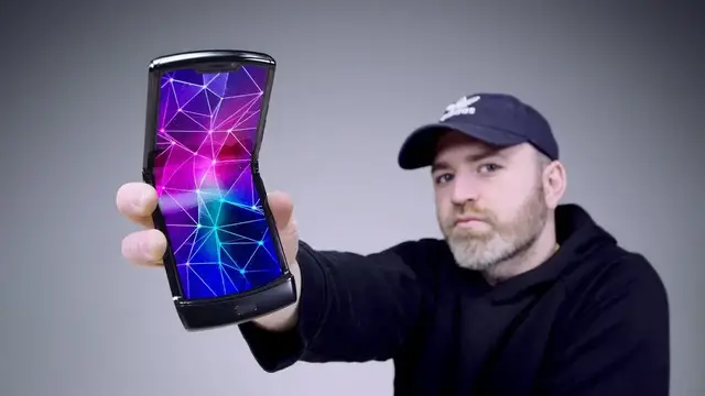 'Video thumbnail for Motorola Razr 2020 Unboxing - Whoa.'