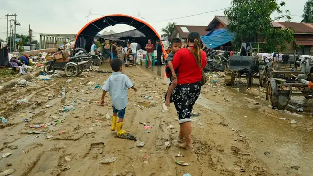 Video thumbnail for Indonesia’s Aceh families struggle as floods leave villages in ruins