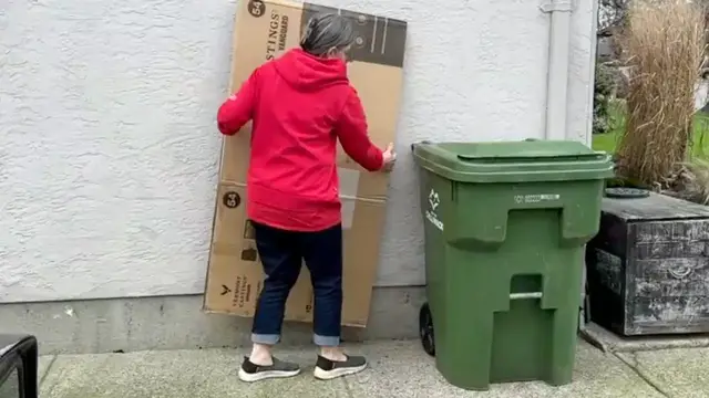 Video thumbnail for She pulls a cardboard box from the trash for this GENIUS entryway idea!