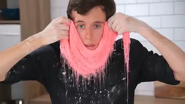 Video thumbnail for Here's how NOT to fold 16,384 Strands of Sugar (Dragon's Beard)