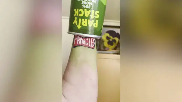 Video thumbnail for Woman With One Arm Draws Pop Culture Characters On Her Stump | Happily TV