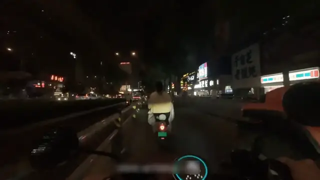 Video thumbnail for E-bike Rider Hits Bike Lane Guardrail While Turning Left in Shandong