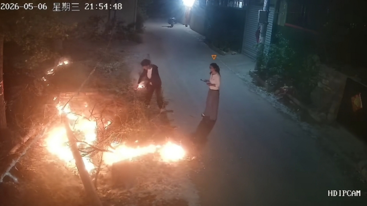 Video thumbnail for Grass fire spreads through residential vacant lot in Shandong, China