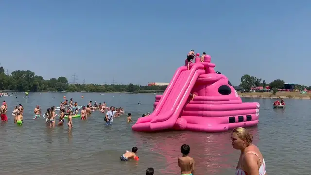 Video thumbnail for Germany: Extreme temperatures impact daily life in Cologne.