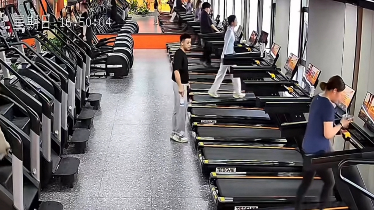 Video thumbnail for Man Falls Off Treadmill in Zhejiang Gym