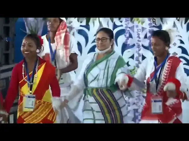 'Video thumbnail for উত্তরবঙ্গে আদিবাসী সম্প্রদায়ের গণবিবাহের অনুষ্ঠানে বাংলার ঘরের মেয়ে মুখ্যমন্ত্রী'