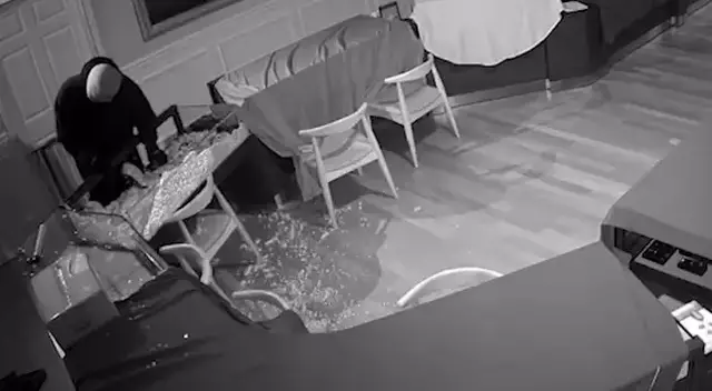 Video thumbnail for Caught on camera: Thieves smash jewelry cases during Spring Lake Heights break-in