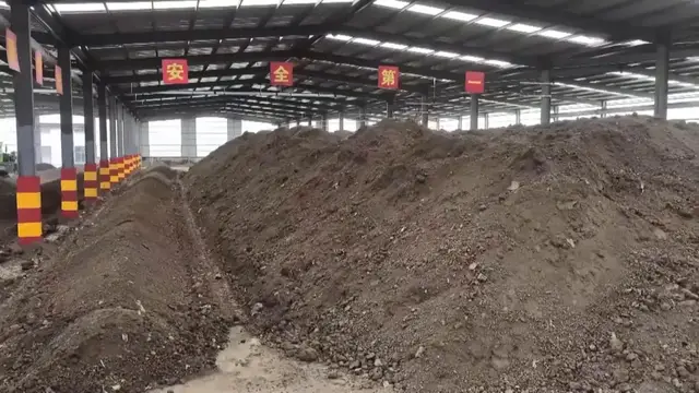 Video thumbnail for China: Cow manure bank in China turns farm waste into tradeable asset.