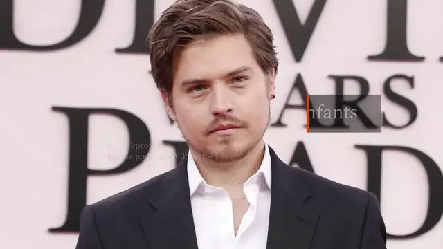 Video thumbnail for Dylan Sprouse compare le métier d'enfant-acteur à celui de mineur.