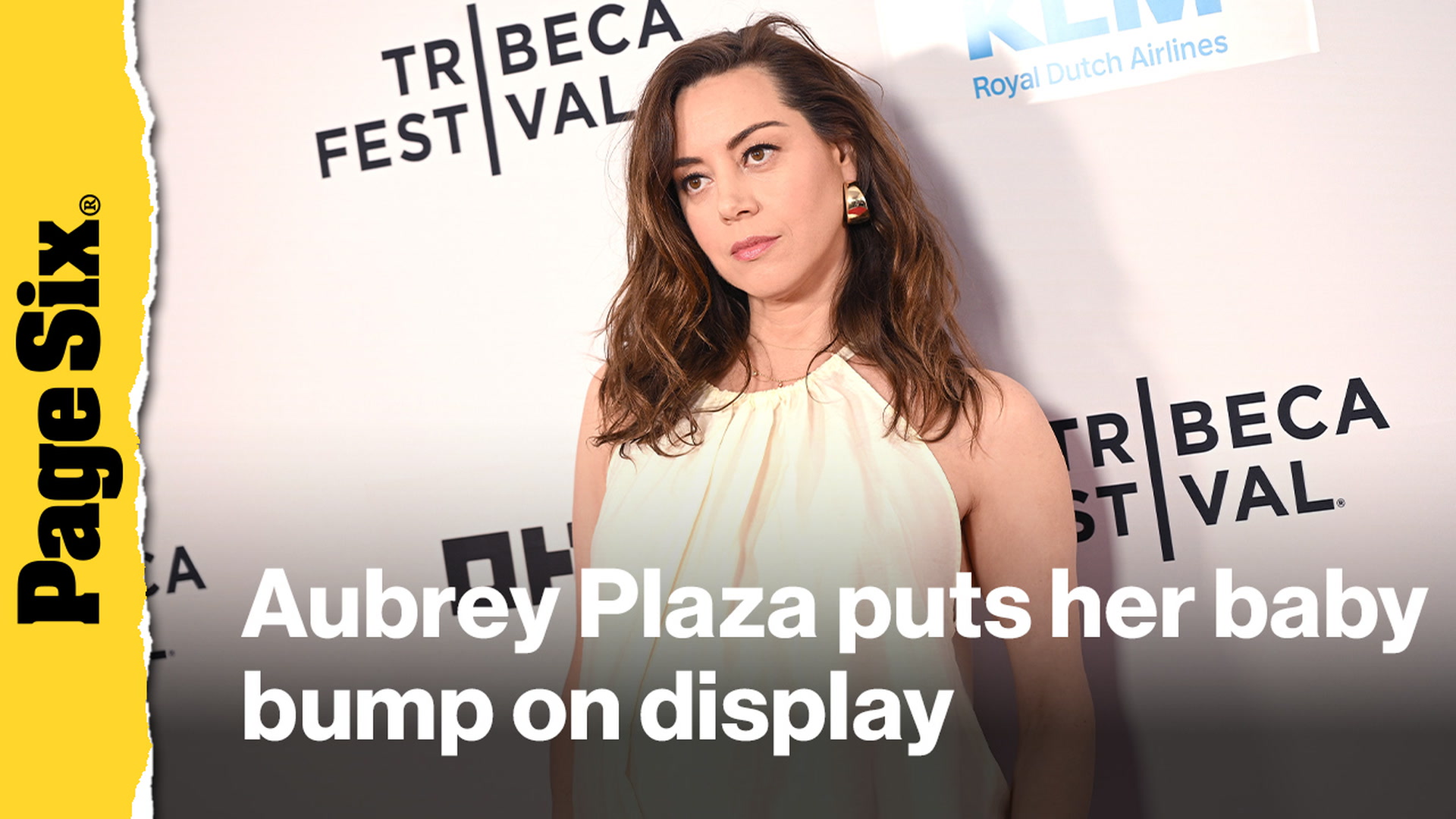 Video thumbnail for Aubrey Plaza puts her baby bump on display at 'The Accompanist' premiere