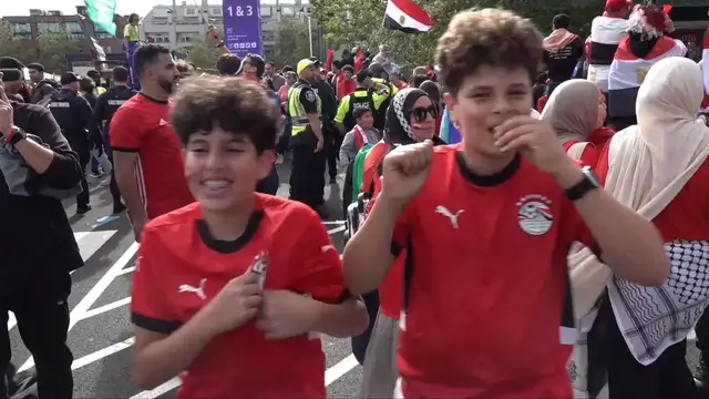 Video thumbnail for US: Fans gather outside Seattle Stadium ahead of Egypt-Iran World Cup match.