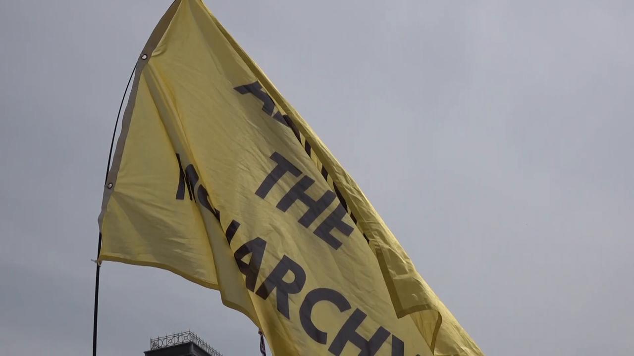 Video thumbnail for UK: Anti-monarchy protesters rally in London.
