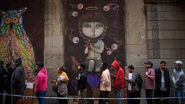 Video thumbnail for Last chance for migrants as Spain's regularisation window closes