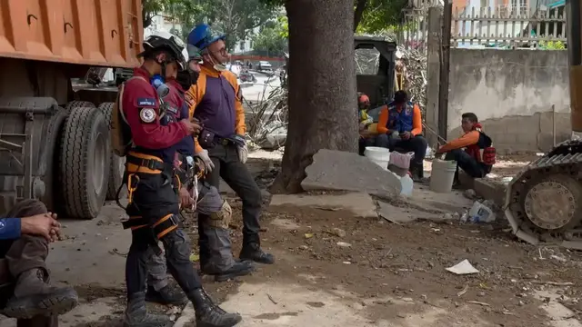 Video thumbnail for Venezuela: Civil defense teams continue search and rescue operations in Caracas.