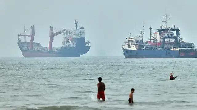 Video thumbnail for Iran will not cooperate with other countries to de-mine Strait of Hormuz
