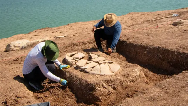 'Video thumbnail for Drought in Iraq unearths more than 2,000 years old tombs'