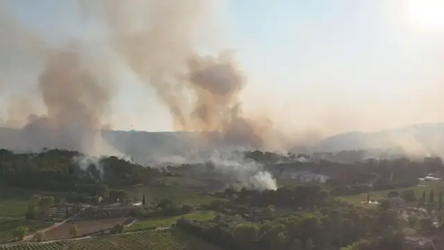 Video thumbnail for France: DRONE - Firefighters battle wildfire in southern France's Cotignac.