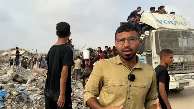 'Video thumbnail for Al Jazeera reporter witnesses chaos as aid trucks arrive in north Gaza'