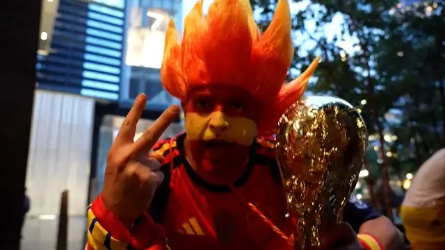 Video thumbnail for Spain fans bring the party to New York before World Cup final