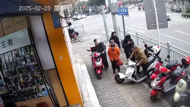 Video thumbnail for Motorcycle front wheel detaches when owner pushes it in Chongqing