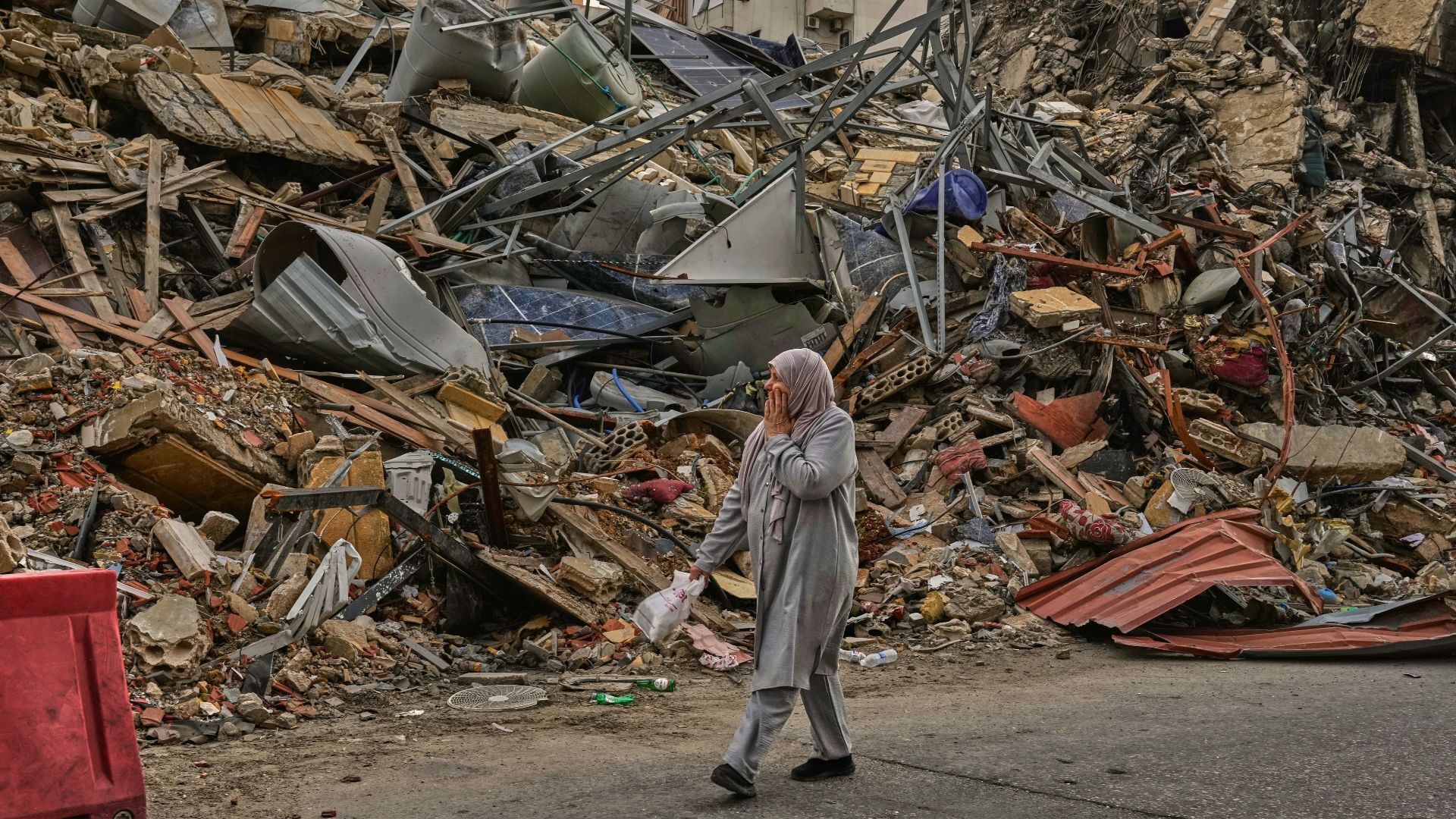 Video thumbnail for Displaced Lebanese return to devastated south as fragile 10-day truce takes hold