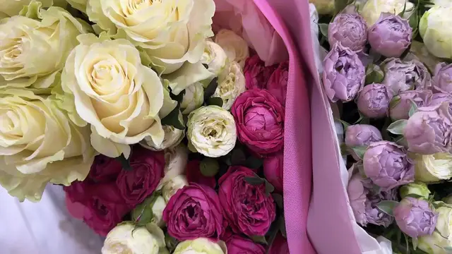 Video thumbnail for Discover the Best Flowers for Wedding Bouquets 💐