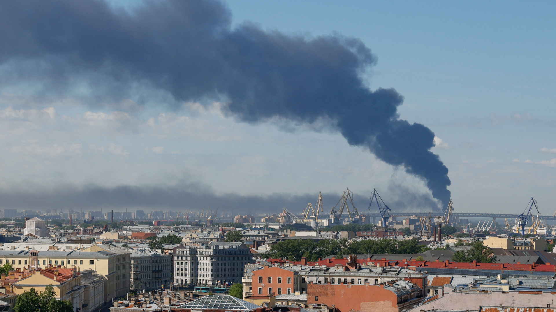 Video thumbnail for Ukraine attacks St Petersburg as Russia hosts its own 'Davos'