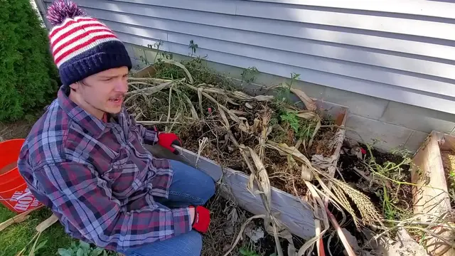 'Video thumbnail for Prepare Your Raised Bed for Winter'