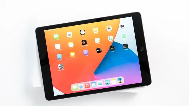 Video thumbnail for Apple iPad 8 Unboxing & Erster Eindruck