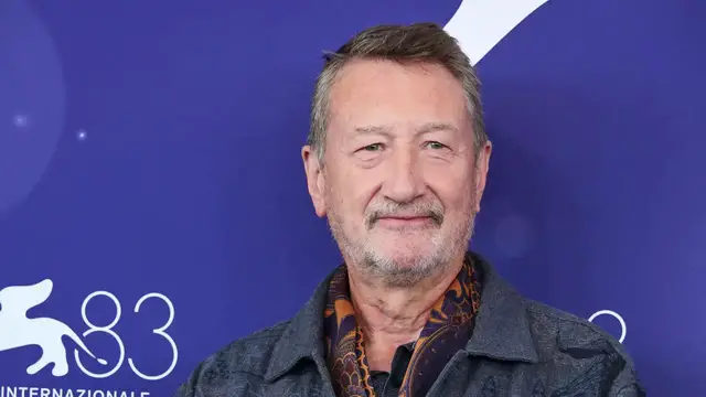 Video thumbnail for Steven Knight ne prend pas l'écriture du prochain «James Bond» à la légère.