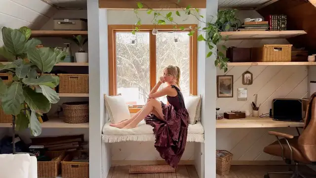 Video thumbnail for I Built Myself the Cutest Little Office