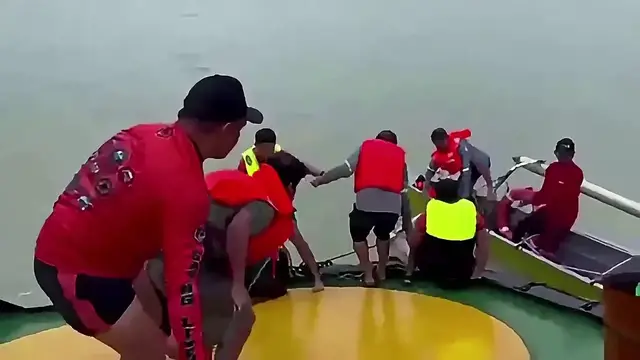Video thumbnail for Philippines: Philippine Coast Guard rescues nine crew members from grounded tugboat.