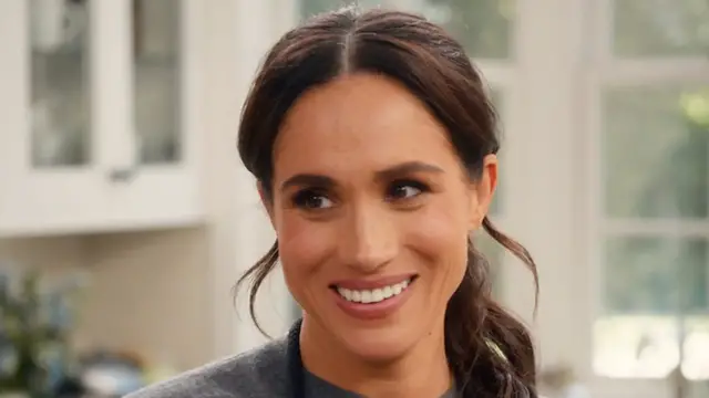 'Video thumbnail for Royal Watchers Are Noticing Meghan & Harry's Height Difference'