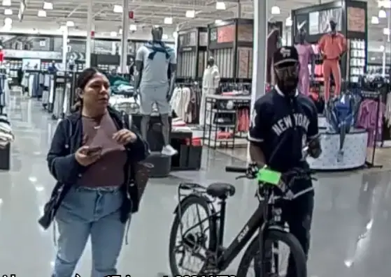 Video thumbnail for Police search for pair who stole e-bike from Melville store