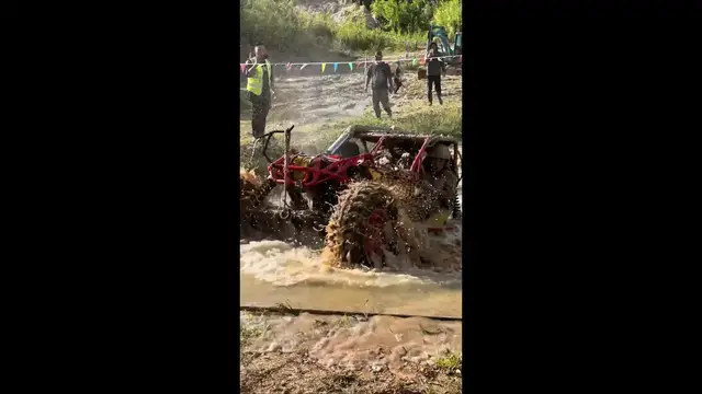 Video thumbnail for Off-Road Buggy Conquers Mud in Yunnan!