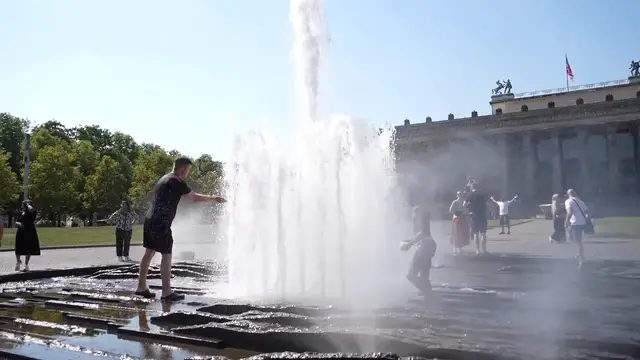 Video thumbnail for Germany: Berlin residents seek relief as heat wave grips Germany.