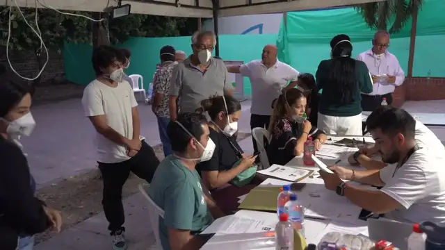 Video thumbnail for Colombia: Families face heart-breaking delays burying victims of Colombian earthquake.
