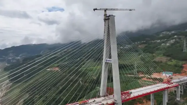 Video thumbnail for China: Malutang mega bridge completes closures in Yunnan.
