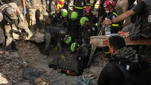 Video thumbnail for Race against the clock in Venezuela to find survivors of twin quakes