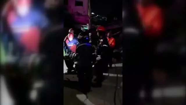 Video thumbnail for Venezuela: Rescuers pull injured survivors from rubble after twin Venezuela earthquakes kill at least 32.