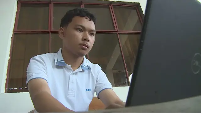 Video thumbnail for Marawi siege survivor casts first vote in Philippines’ Bangsamoro election